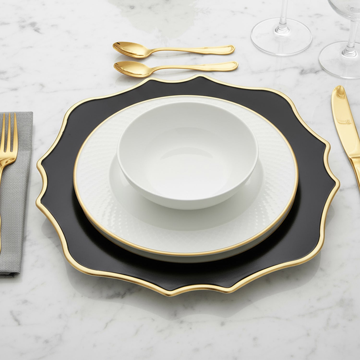 Scallop Black & Gold with White Center Set of 4 Charger Plates 13"D